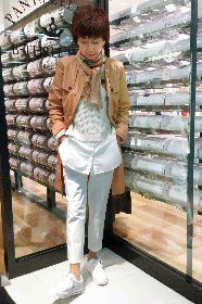 コーディネート　ホワイトコーデ、ロングシャツで体型カバーしトレンド感も意識 MEN＆WOMEN 札幌大通店