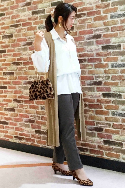 ブラウン系×ホワイトのツートーンコーデにヒョウ柄小物でトレンドをON！ 香川県店舗