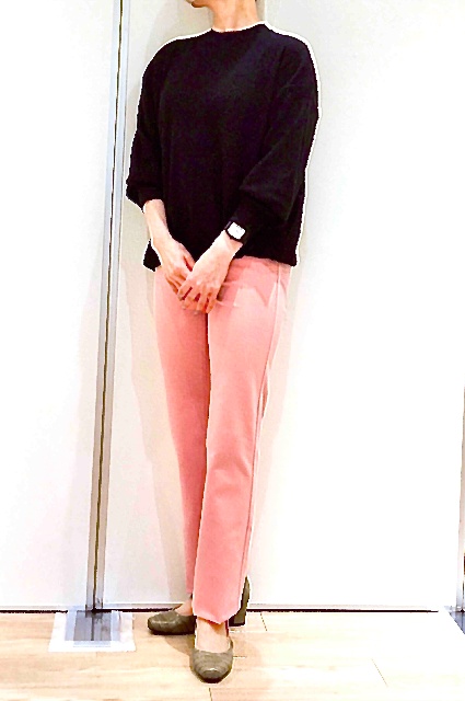 ざっくり黒トップス×春ピンクのパンツでメリハリコーデ♪ 長崎県店舗