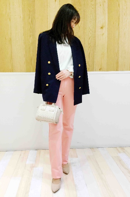 定番のジャケットもピンクのパンツを合わせれば軽やかに春らしく 東京都店舗