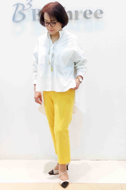 カラーパンツ×白シャツで「失敗しない」大人のコーデ 熊本県店舗