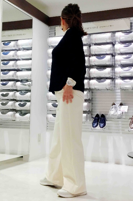 白×白コーデに黒ニットを重ねて、低身長さんでもワイドパンツを克服 大阪府店舗